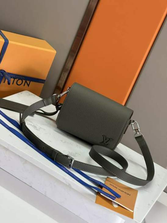 Picture of Louis Vuitton Mens Bags _SKUfw147129747fw